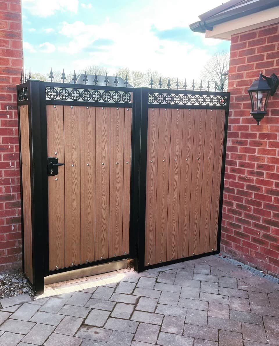 Composite fencing corner detail and trim finish